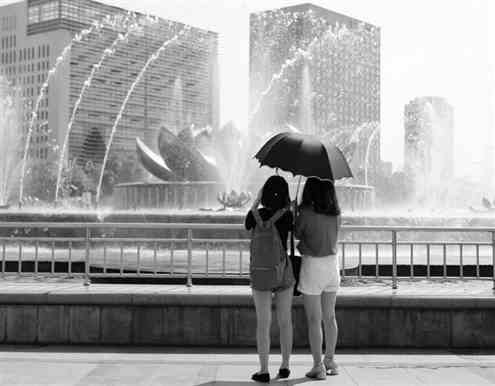 昨日，游客在泉城广场音乐喷泉前享受清凉记者赵天羿实习生杨国超摄